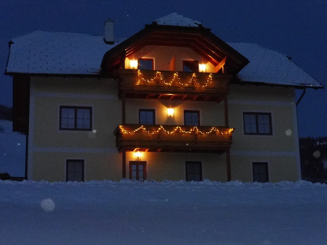 Das Haus mit Weihnachtsbeleuchtung